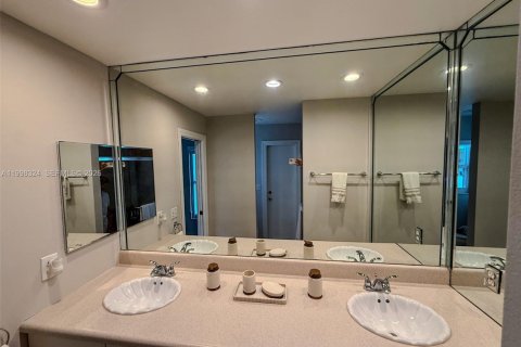 House in Pembroke Pines, Florida 3 bedrooms, 164.62 sq.m. № 2060536 - photo 25