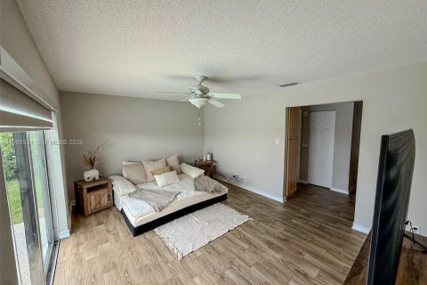 House in Pembroke Pines, Florida 3 bedrooms, 164.62 sq.m. № 2060536 - photo 13