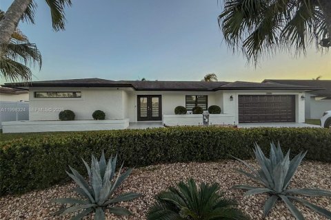 House in Pembroke Pines, Florida 3 bedrooms, 164.62 sq.m. № 2060536 - photo 2