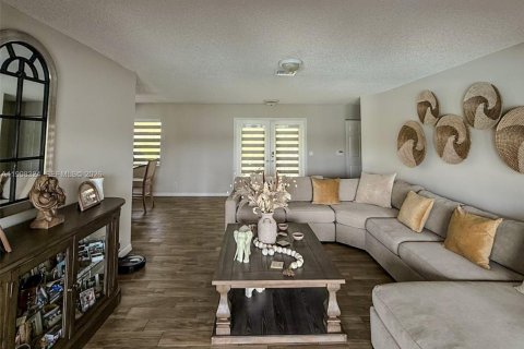 House in Pembroke Pines, Florida 3 bedrooms, 164.62 sq.m. № 2060536 - photo 6