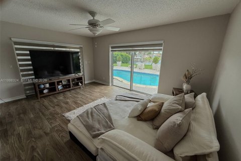 House in Pembroke Pines, Florida 3 bedrooms, 164.62 sq.m. № 2060536 - photo 12