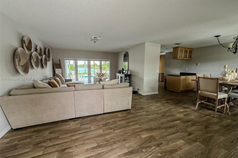 House in Pembroke Pines, Florida 3 bedrooms, 164.62 sq.m. № 2060536 - photo 5