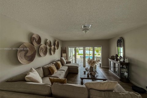 House in Pembroke Pines, Florida 3 bedrooms, 164.62 sq.m. № 2060536 - photo 16