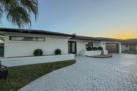 House in Pembroke Pines, Florida 3 bedrooms, 164.62 sq.m. № 2060536 - photo 3