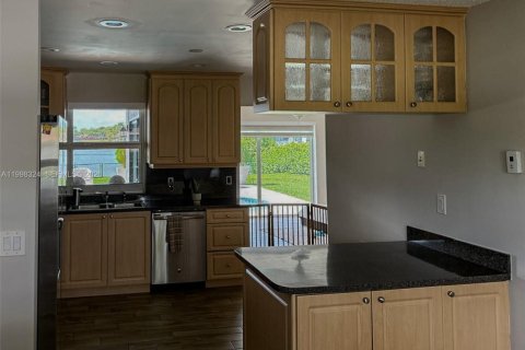 House in Pembroke Pines, Florida 3 bedrooms, 164.62 sq.m. № 2060536 - photo 7