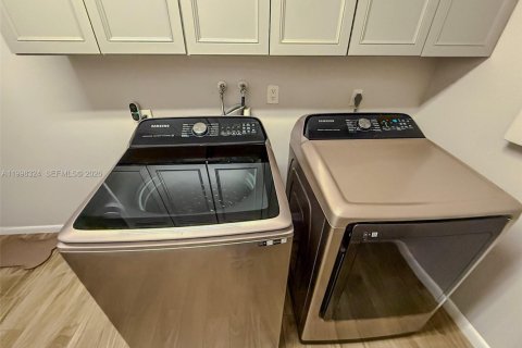 House in Pembroke Pines, Florida 3 bedrooms, 164.62 sq.m. № 2060536 - photo 30