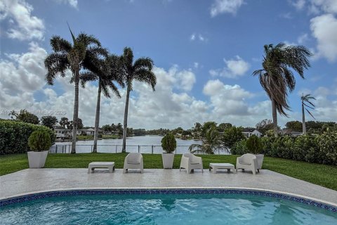 House in Pembroke Pines, Florida 3 bedrooms, 164.62 sq.m. № 2060536