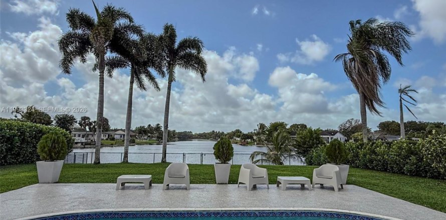 House in Pembroke Pines, Florida 3 bedrooms, 164.62 sq.m. № 2060536