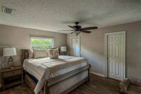 House in Pembroke Pines, Florida 3 bedrooms, 164.62 sq.m. № 2060536 - photo 9