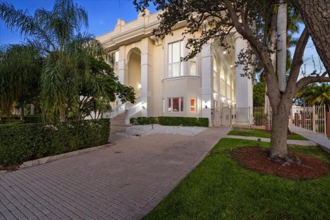 House in Fort Lauderdale, Florida 6 bedrooms, 1520.9 sq.m. № 1175033