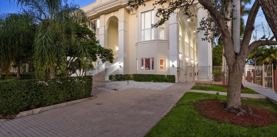 House in Fort Lauderdale, Florida 6 bedrooms, 1520.9 sq.m. № 1175033