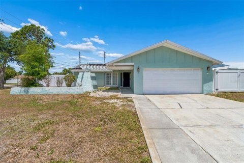 House in Largo, Florida 4 bedrooms, 184.78 sq.m. № 2101673