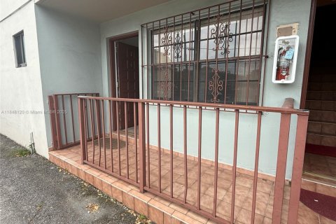 Appartement à louer à Hialeah, Floride: 2 chambres, 938.31 m2 № 1849313 - photo 1