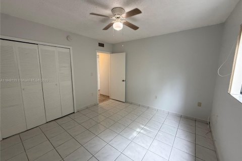 Appartement à louer à Hialeah, Floride: 2 chambres, 938.31 m2 № 1849313 - photo 4