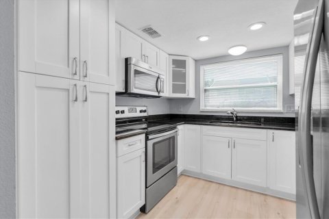 Townhouse in Largo, Florida 2 bedrooms, 97.36 sq.m. № 1653563 - photo 12