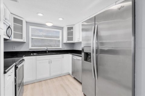 Townhouse in Largo, Florida 2 bedrooms, 97.36 sq.m. № 1653563 - photo 13