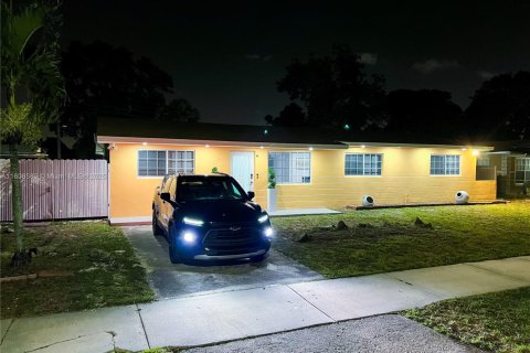House in Miami Gardens, Florida 4 bedrooms, 124.86 sq.m. № 1748069 - photo 2