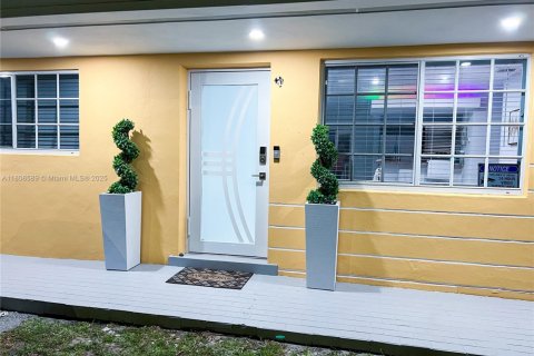 House in Miami Gardens, Florida 4 bedrooms, 124.86 sq.m. № 1748069 - photo 1