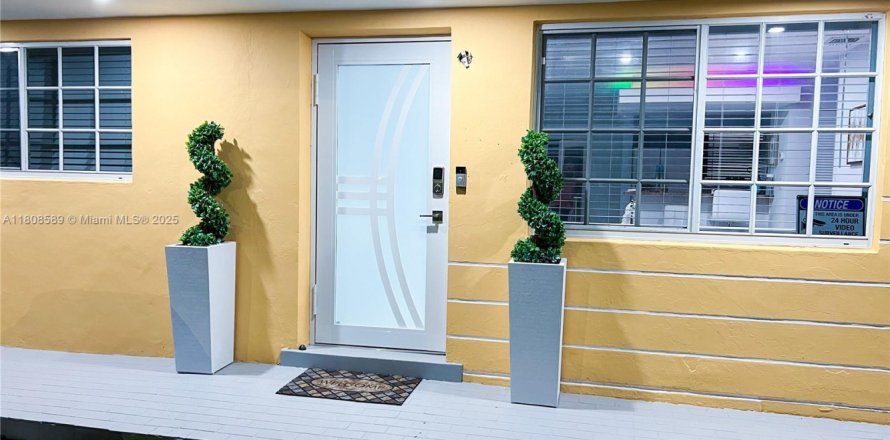 House in Miami Gardens, Florida 4 bedrooms, 124.86 sq.m. № 1748069