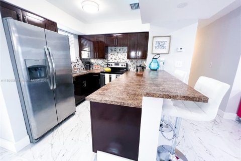 House in Miami Gardens, Florida 4 bedrooms, 124.86 sq.m. № 1748069 - photo 24