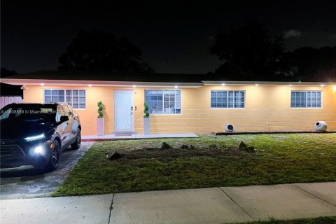 House in Miami Gardens, Florida 4 bedrooms, 124.86 sq.m. № 1748069 - photo 3