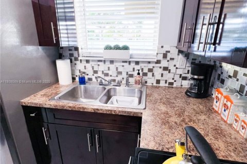 House in Miami Gardens, Florida 4 bedrooms, 124.86 sq.m. № 1748069 - photo 29