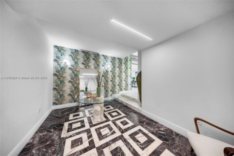 Casa en alquiler en Miami, Florida, 5 dormitorios, 320.88 m2 № 1898252 - foto 17