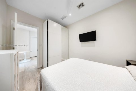 Casa en alquiler en Miami, Florida, 5 dormitorios, 320.88 m2 № 1898252 - foto 19