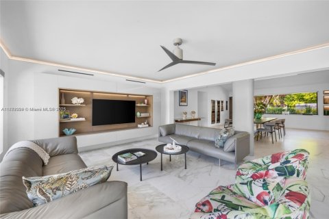 Casa en alquiler en Miami, Florida, 5 dormitorios, 320.88 m2 № 1898252 - foto 15