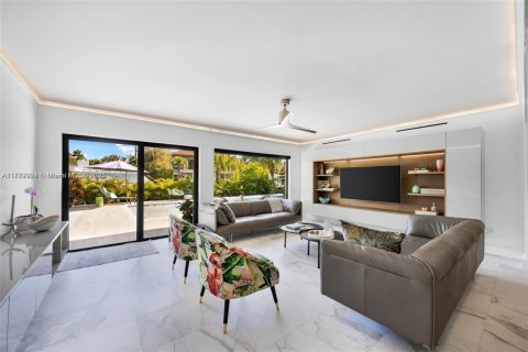 Casa en alquiler en Miami, Florida, 5 dormitorios, 320.88 m2 № 1898252 - foto 18