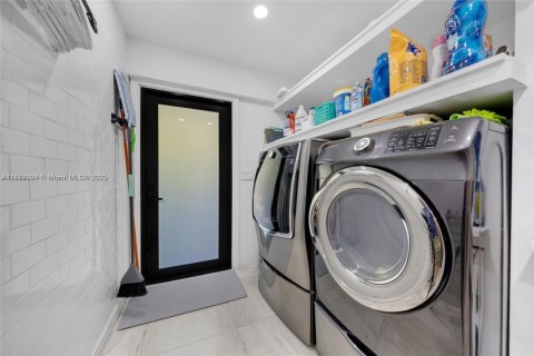 Casa en alquiler en Miami, Florida, 5 dormitorios, 320.88 m2 № 1898252 - foto 29