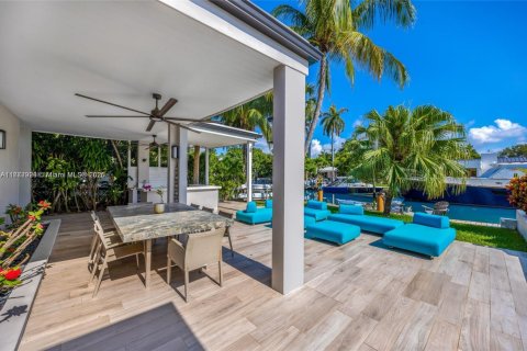 Casa en alquiler en Miami, Florida, 5 dormitorios, 320.88 m2 № 1898252 - foto 2