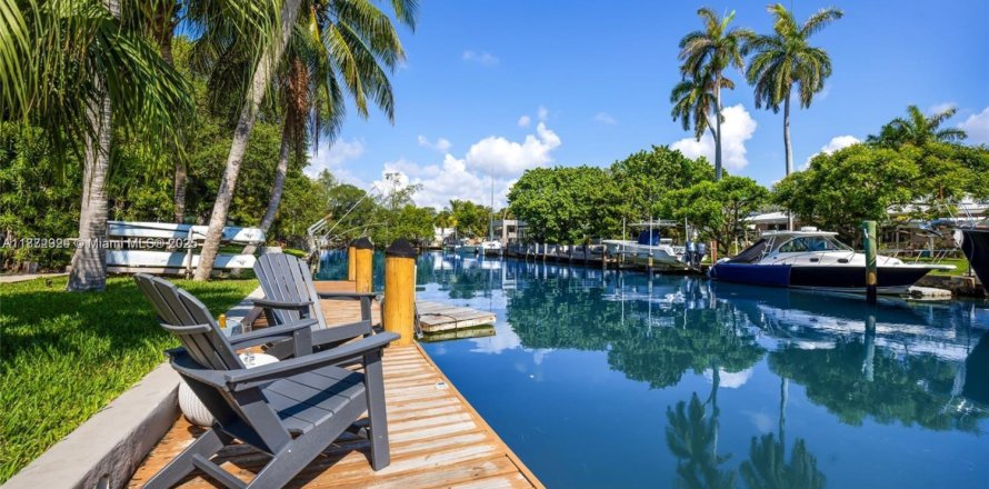 Casa en Miami, Florida 5 dormitorios, 320.88 m2 № 1898252