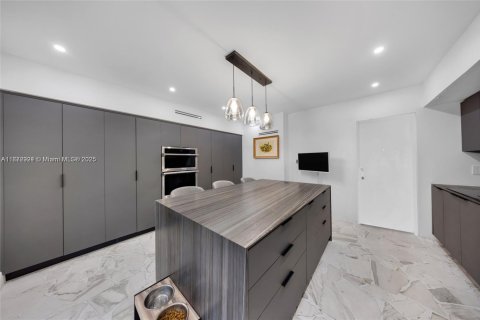 Casa en alquiler en Miami, Florida, 5 dormitorios, 320.88 m2 № 1898252 - foto 28