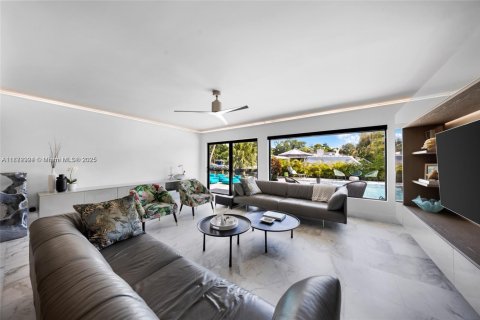 Casa en alquiler en Miami, Florida, 5 dormitorios, 320.88 m2 № 1898252 - foto 14