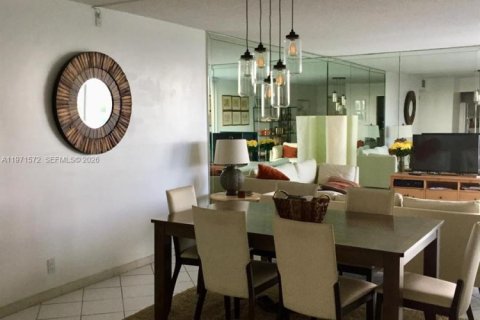 Condominio en venta en Sunny Isles Beach, Florida, 2 dormitorios, 148.92 m2 № 2174664 - foto 17