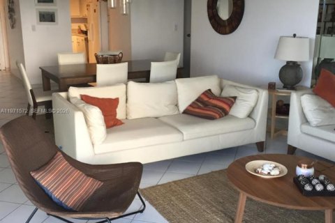 Condominio en venta en Sunny Isles Beach, Florida, 2 dormitorios, 148.92 m2 № 2174664 - foto 19