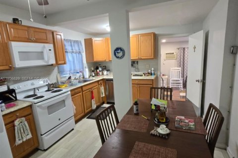 Casa en alquiler en Miami, Florida, 3 dormitorios, 130.53 m2 № 2011790 - foto 6