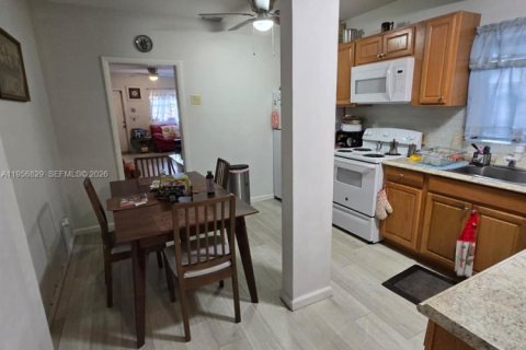 Casa en alquiler en Miami, Florida, 3 dormitorios, 130.53 m2 № 2011790 - foto 5