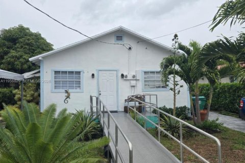 Casa en alquiler en Miami, Florida, 3 dormitorios, 130.53 m2 № 2011790 - foto 2