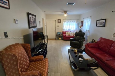 Casa en alquiler en Miami, Florida, 3 dormitorios, 130.53 m2 № 2011790 - foto 4