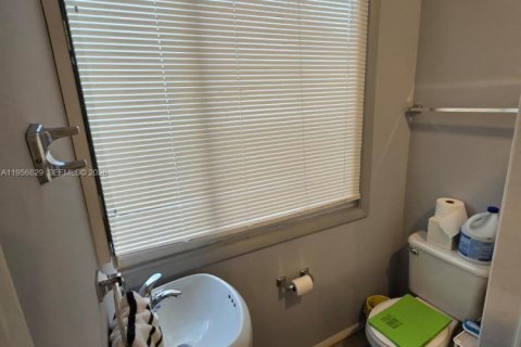 Casa en alquiler en Miami, Florida, 3 dormitorios, 130.53 m2 № 2011790 - foto 16