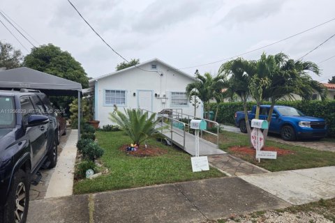 Casa en Miami, Florida 3 dormitorios, 130.53 m2 № 2011790