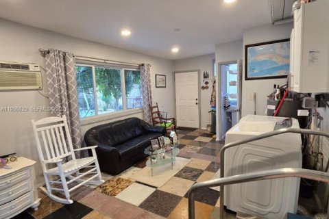 Casa en alquiler en Miami, Florida, 3 dormitorios, 130.53 m2 № 2011790 - foto 13