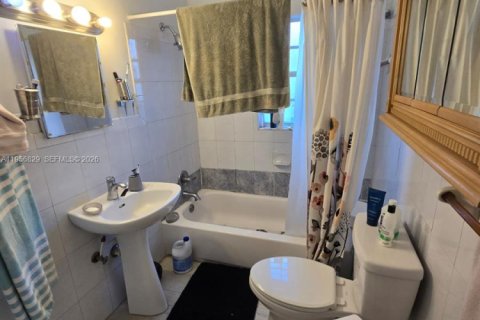 Casa en alquiler en Miami, Florida, 3 dormitorios, 130.53 m2 № 2011790 - foto 8