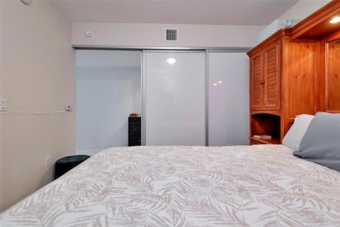 Condo in Hallandale Beach, Florida, 1 bedroom  № 1960529 - photo 25