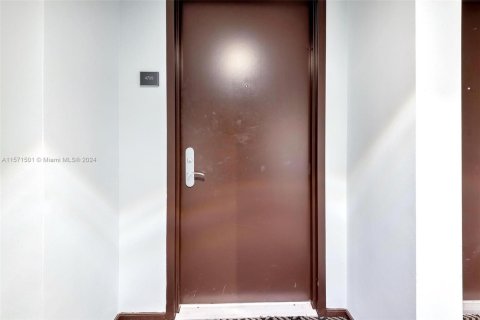 Condo in Hallandale Beach, Florida, 1 bedroom  № 1960529 - photo 30