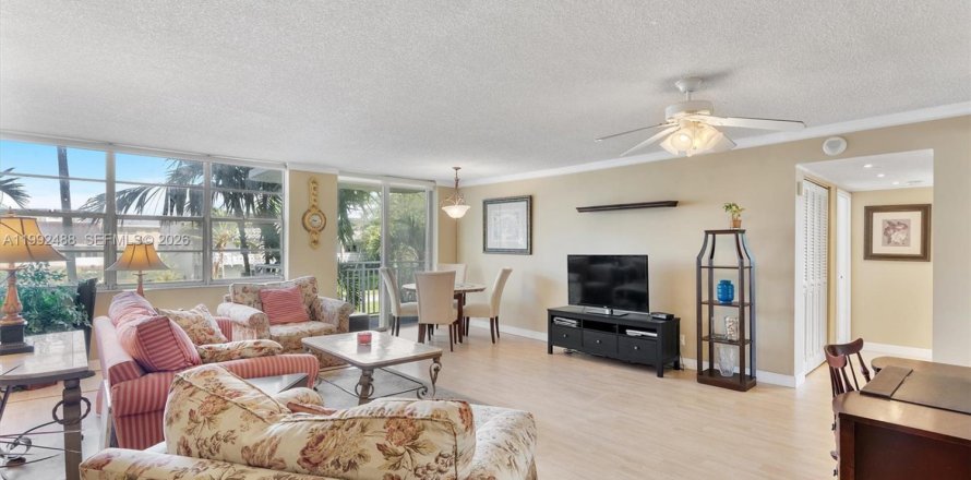 Кондоминиум с 2 спальнями в Норт-Майами, Флорида № 2063203