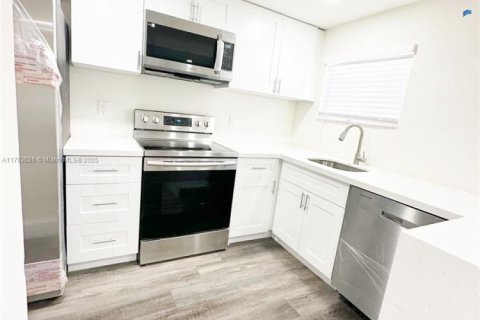 House in Miami, Florida 3 bedrooms, 133.78 sq.m. № 1693416 - photo 8