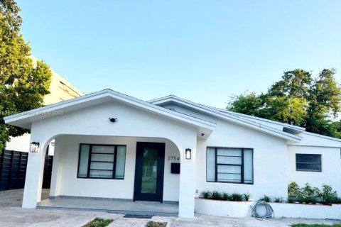 House in Miami, Florida 3 bedrooms, 133.78 sq.m. № 1693416 - photo 1